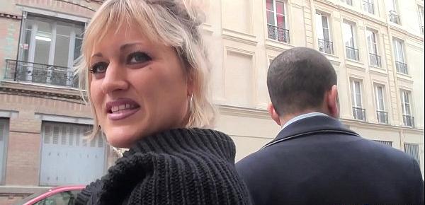  Bonne milf blonde gangbang devant son mari, pour Noël [Full Video]